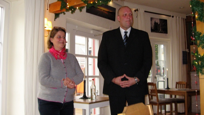 Bürgervorsteherin Christine Nebendahl stellt Jörg Möllenbrook als Kandidat von CDU und EIS für das Bürgermeisteramt vor