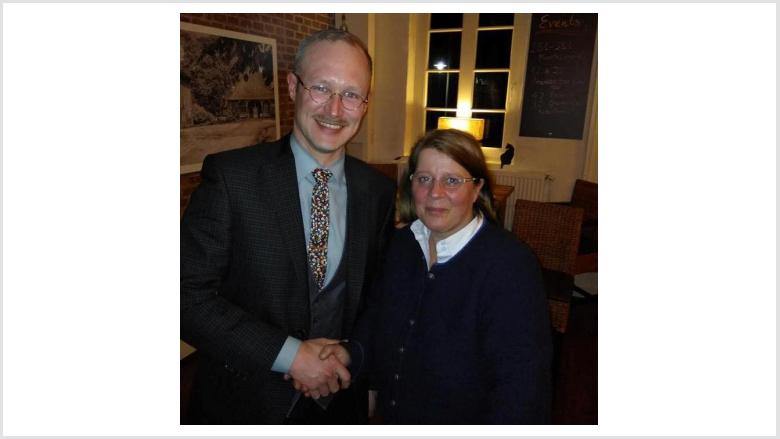 Die Ortsverbandsvorsitzende Christine Nebendahl gratuliert Christian Lüken zur Vornominierung als Kandidat für den Kreistag in Plön